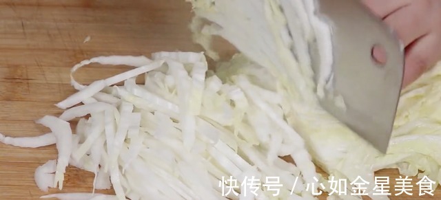 胡萝卜丝|白菜不要炖着吃了，加一把平菇，这样做太香了，开胃下饭又解馋！