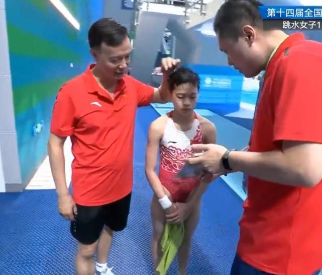 教练|父女情深!全红婵夺冠后,谁注意教练的举动:不是父女胜似父女