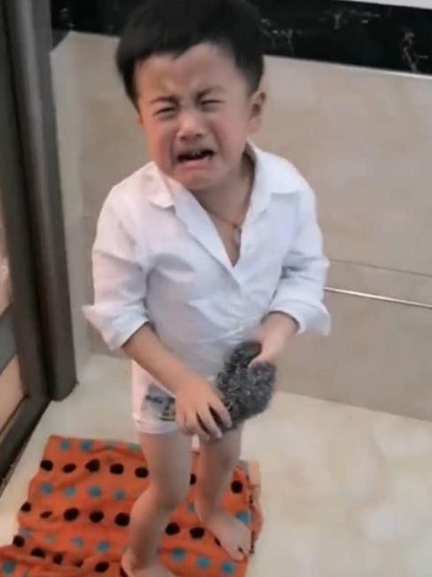 宝妈|帮爸爸搓澡被拒,儿子放声大哭超委屈,网友:这搓澡工具亮我一眼