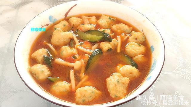 白玉菇|黄瓜别凉拌了,加一块鸡脯肉,简单一炖,汤鲜肉嫩,全家都抢着吃