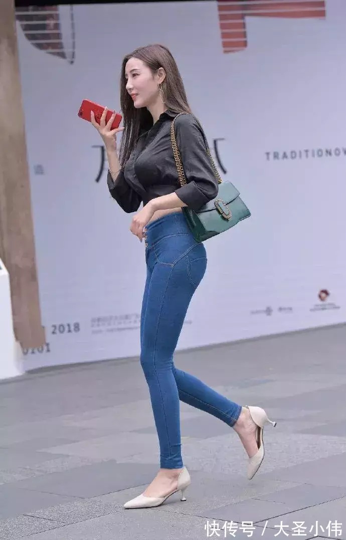 连衣裙 美女街拍:一双高跟鞋气质搭配,让女性的美更加赏心悦目