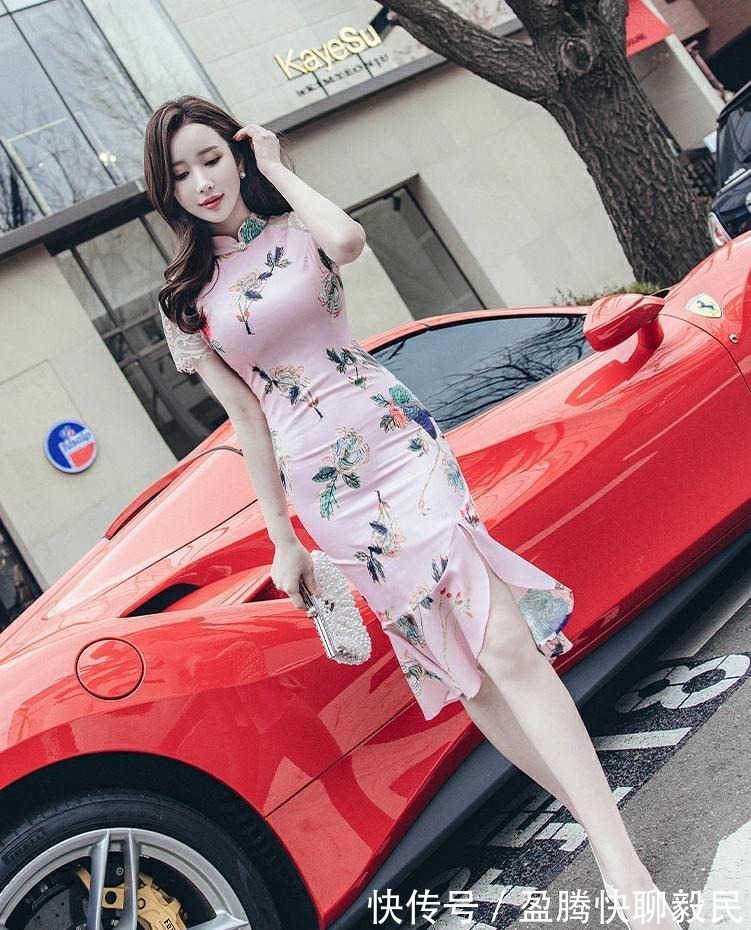 版型 清爽舒适的印花，版型新颖的长款旗袍，让你美不胜收