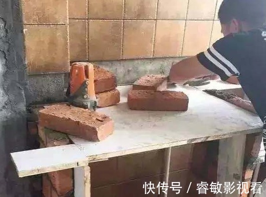 阳台|楼上邻居把阳台改成卫生间，老公笑着同意，一周后老公哭着说后悔