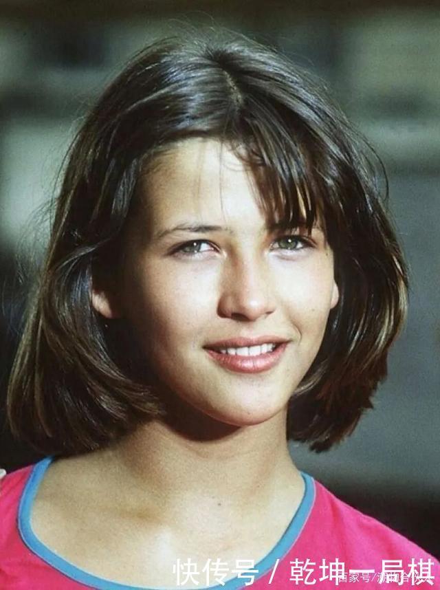 收下这份巨显脸小的「夏日法式发型」指南,时髦又好打理~