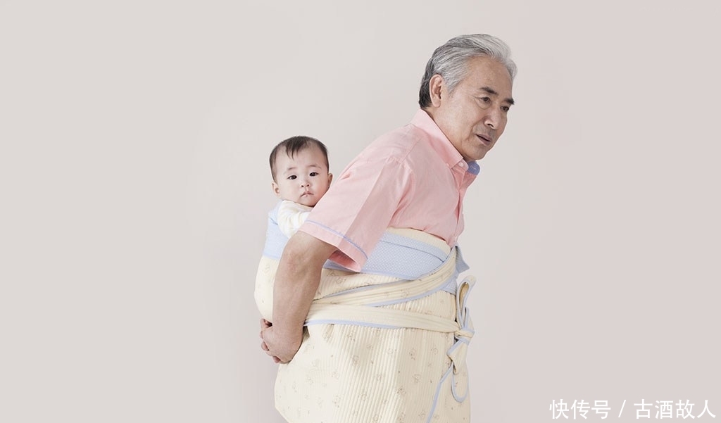 老人“假带娃”,宝宝遭罪又不会言语,年轻父母后悔没有早发现