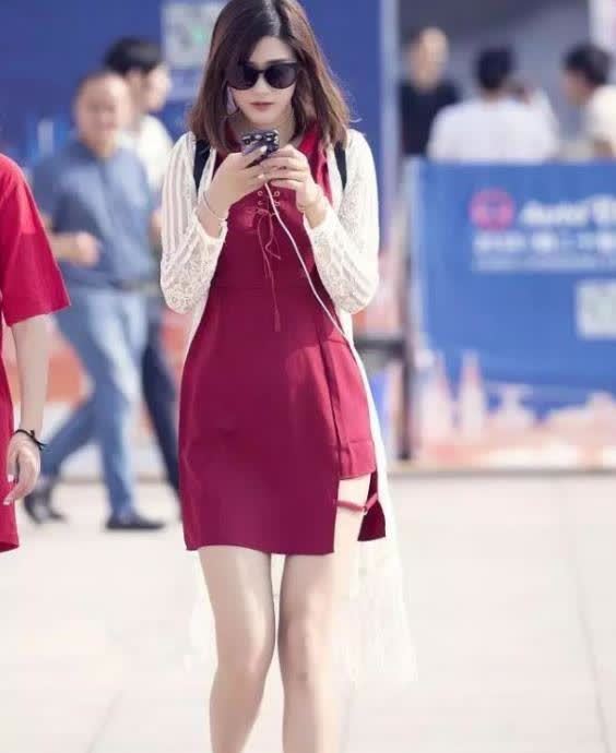 连衣裙 耀如春华的美女, 一条红色连衣裙外搭白色开衫, 女人味十足