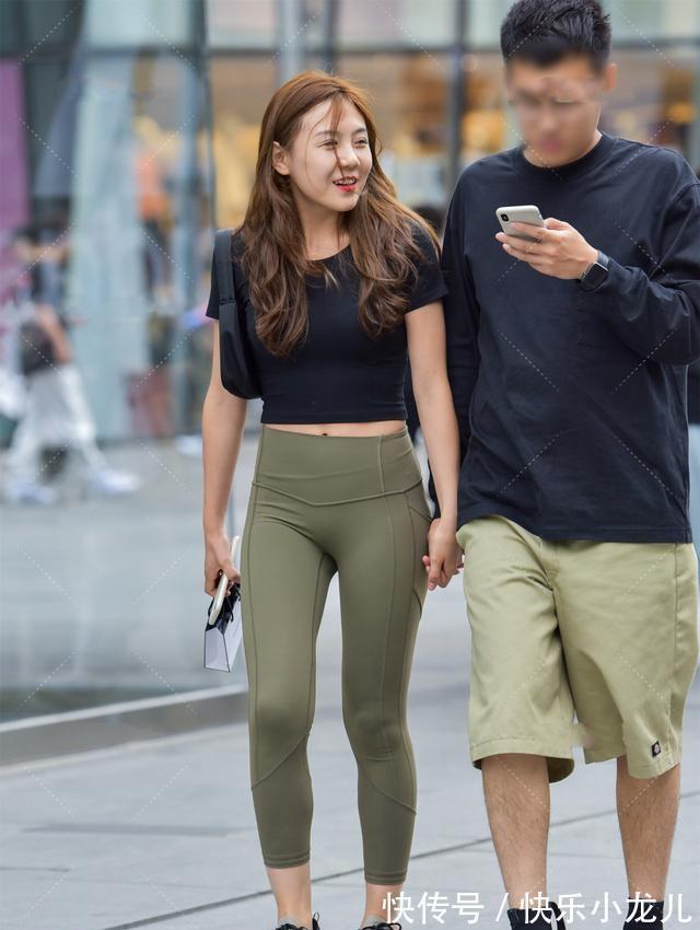 搭配 简单装扮的打底裤显得干净挺阔,个性与气质并存,成熟稳重