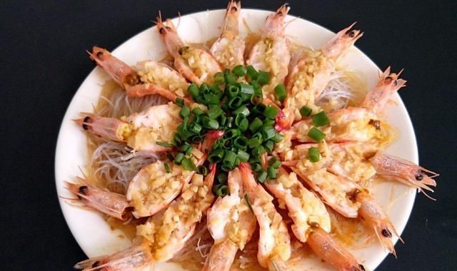 蒜蓉粉丝虾直接蒸是不对的，蒸之前多加两步，大虾更鲜嫩可口