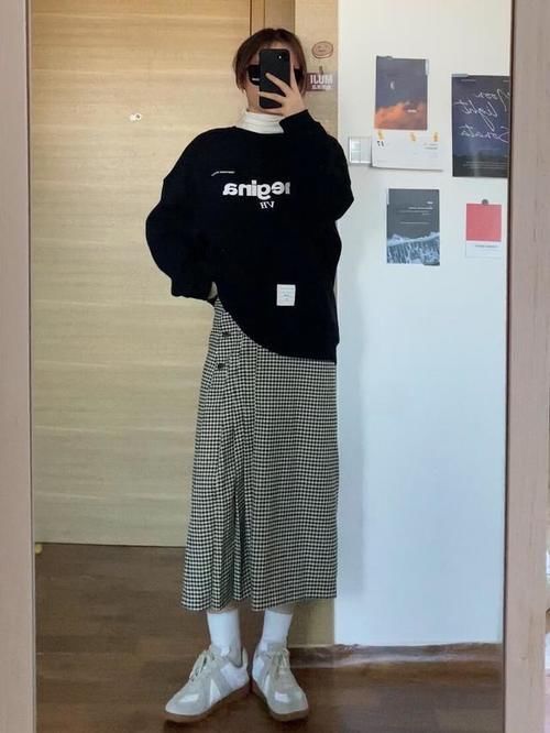 秋天的半身裙千万不要收起来!试试搭配毛衣和卫衣,时髦又高级
