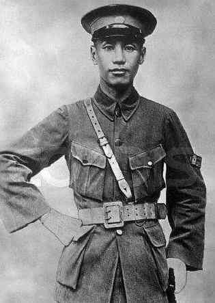 贴身|贴身警卫惨死,蒋介石雷霆之怒,立毙凶手军长,暴烈不亚李云龙