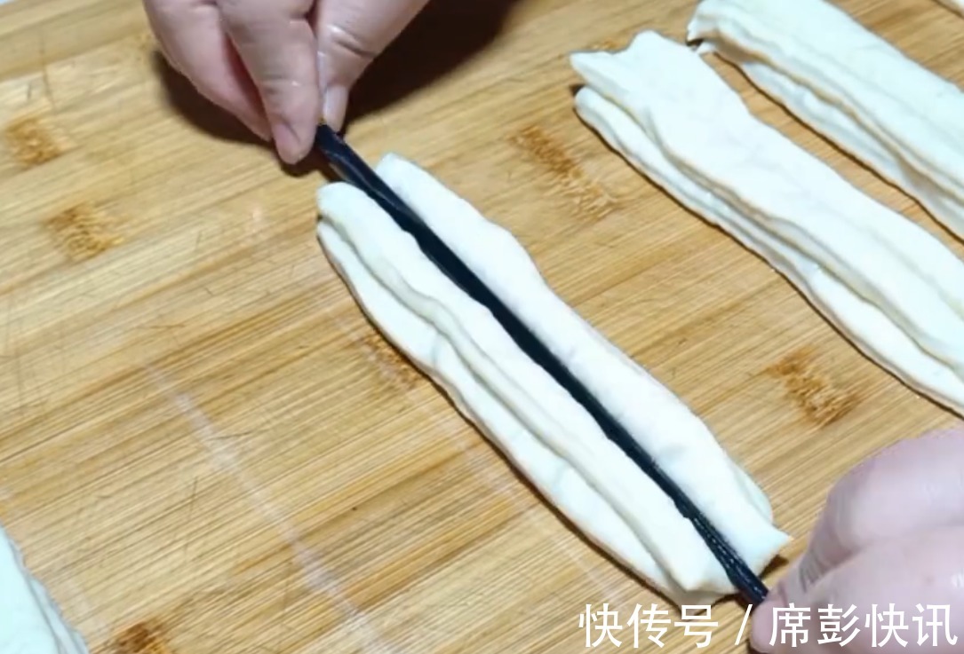 油条|原来油条这么简单,早起给家人炸一盘,外酥里嫩,个个空心