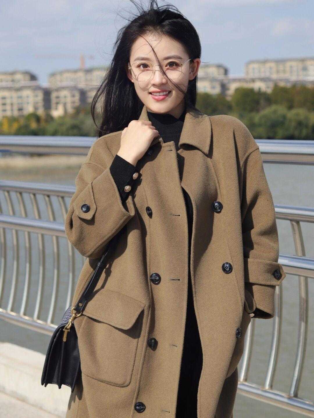 保暖 入冬大衣是必备,大衣如何穿不显老,几个搭配细节?记住了