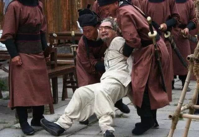  九族|古代罪臣被灭九族，为何亲人宁愿等死也不逃？族人：你逃一个试试