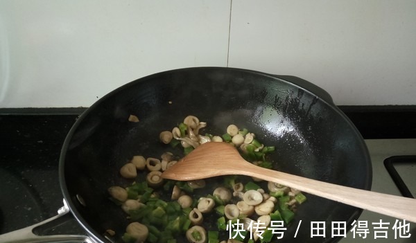 制作简单快炒，虾仁鲜滑爽脆，草菇又鲜又嫩，荤素搭配，营养丰富！