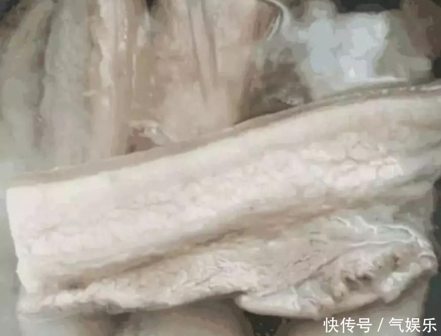 五花肉别再红烧了,教你个特色吃法,一顿三斤不够吃