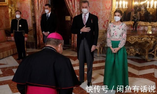 旧衣 西班牙王后真节俭,穿婆婆27年前定制款旧衣,一身粉配绿依然好美