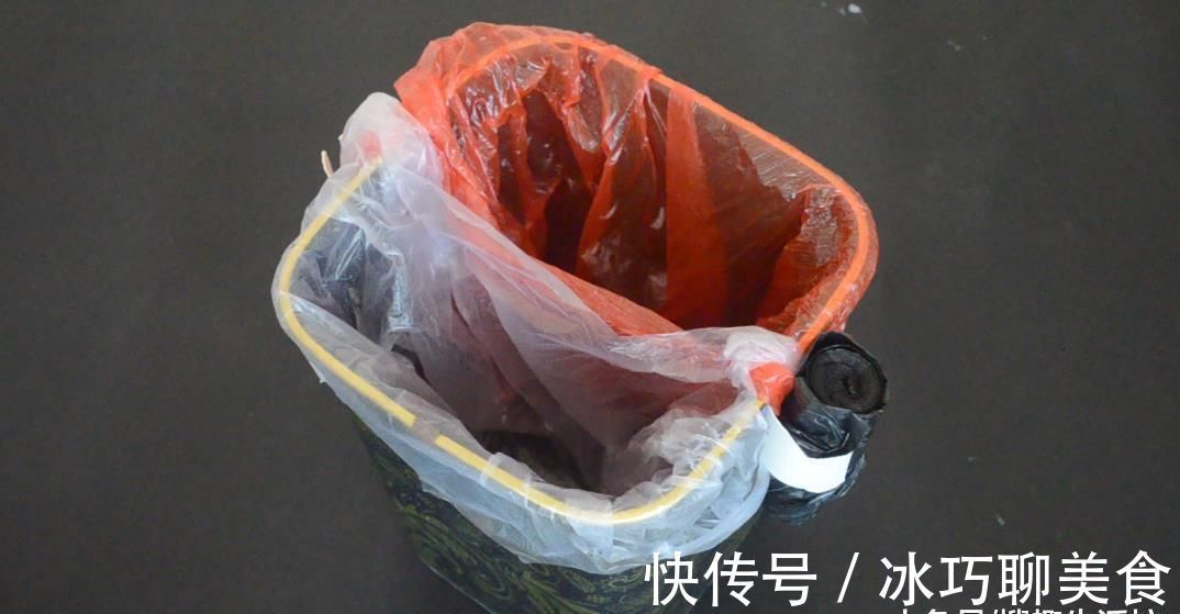 把卷纸筒粘在垃圾桶是上, 这个作用太神奇了, 解决了很多家庭的烦恼
