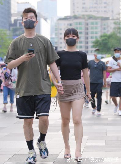 短裙 黑色修身t恤搭配卡其色皱纹短裙，简单狂野，小姐姐也是真的敢穿