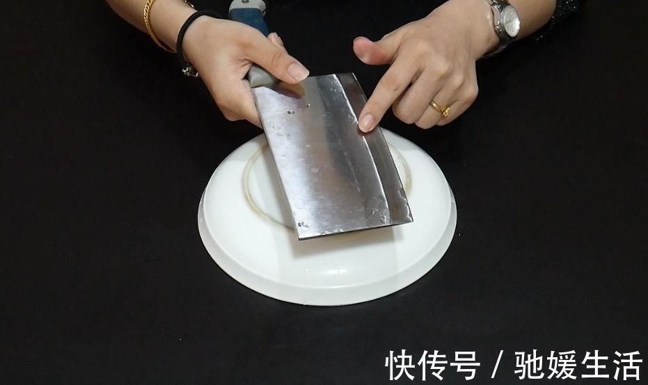 菜刀上面抹点白醋水,没想到作用这么厉害,看完快告诉家里人