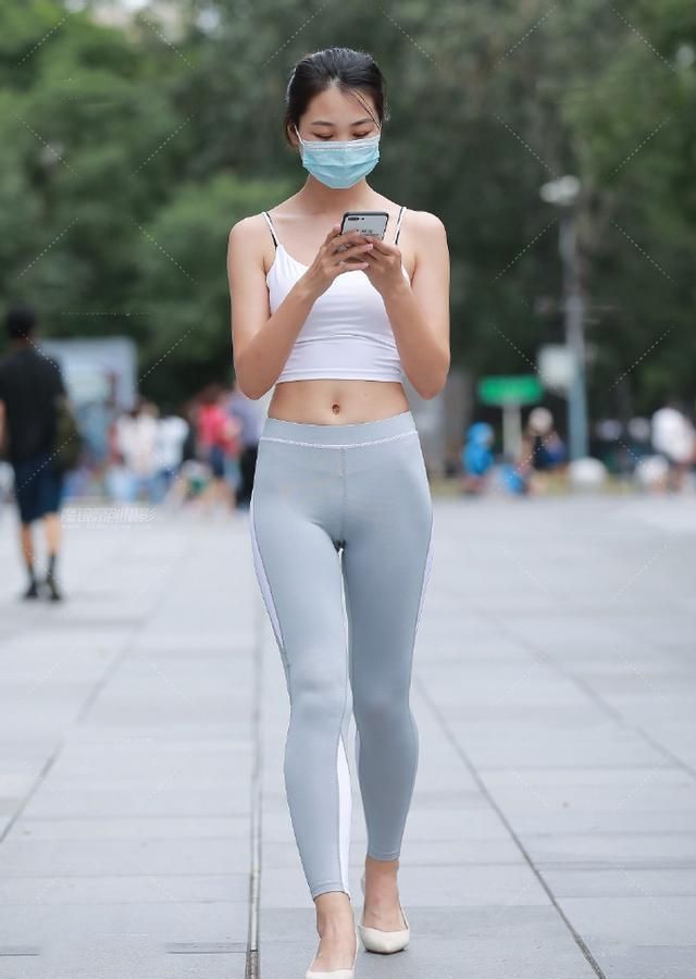 紧身裤 瑜伽裤确实很显身材,但不是所有女生都敢穿,毕竟对身材要求严格