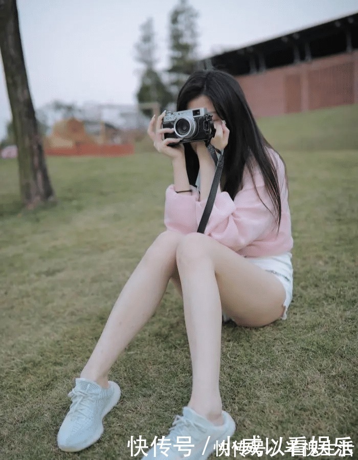 抽绳上衣 梦笑开娇靥,眼鬟压落花,纯白热裤配个性抽绳上衣的柔情似水穿搭