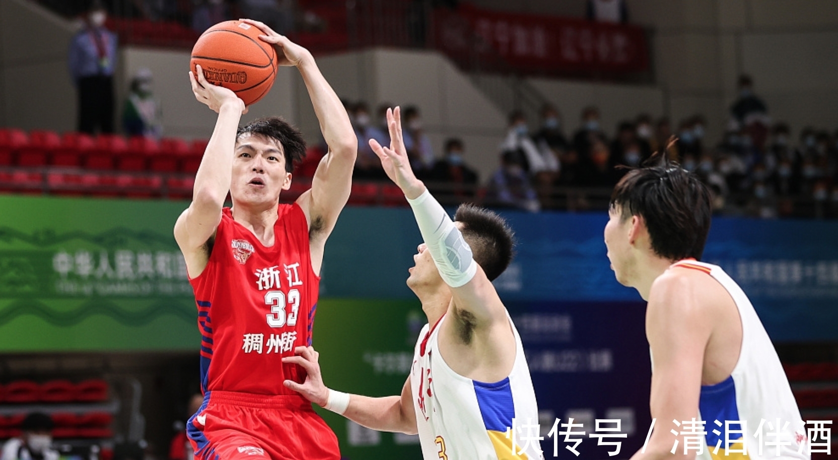 劈扣|分差被追到2分后，趙繼偉用一手勢指揮郭艾倫跑位助張鎮(zhèn)麟完成劈扣