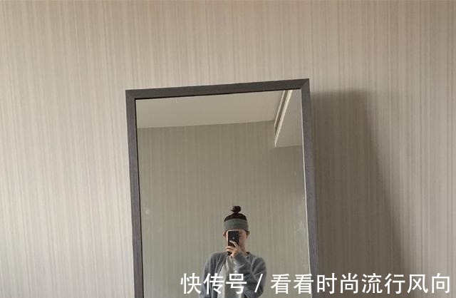 《青春有你2》李子璇穿著熒光粉的吊帶裙大冬天在室外溜達(dá)!