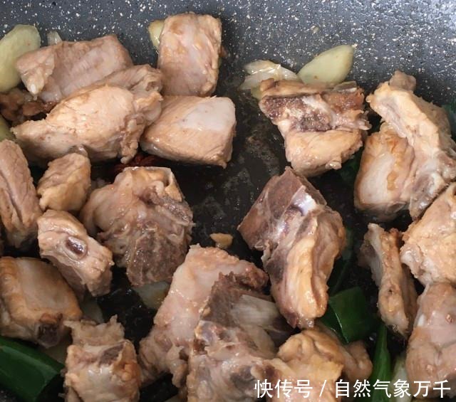 酸豆角烧排骨,香气扑鼻,一点都不油腻!