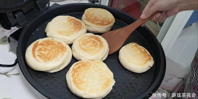 爱吃发面烙饼的收藏了，试试这样做，非常好吃，我家一周吃好几次！