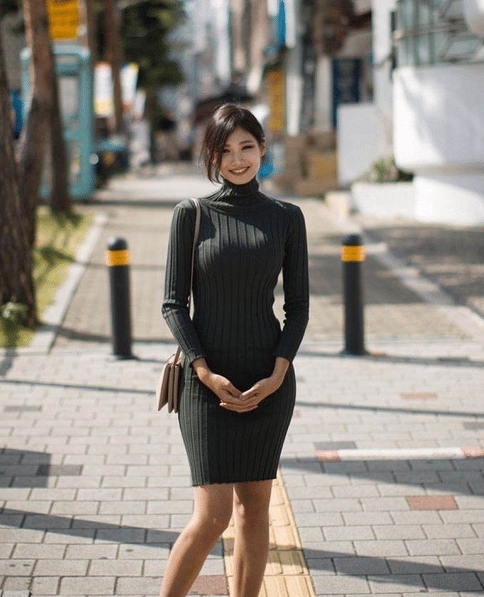 美女|针织包臀裙展示凹凸迷人身姿,散发迷人成熟气质!