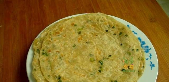 这是我见过最简单的烙饼，一擀一折，有菜有蛋，柔软筋道真解馋