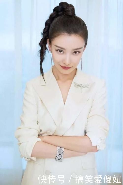 气质|冬天再懒也不要散着头发了,有静电!试试这几款扎发,气质又迷人