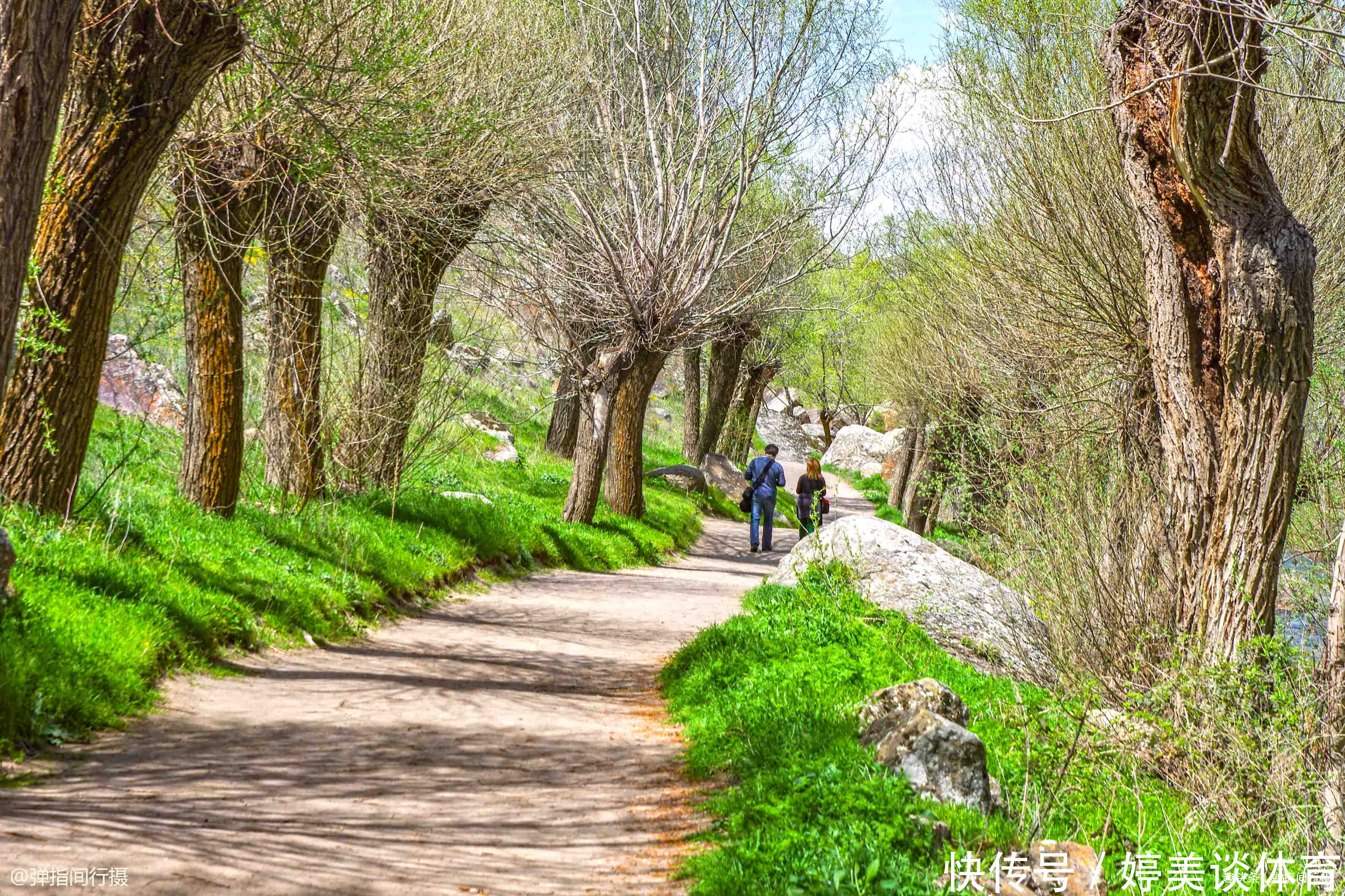 土耳其有条神秘峡谷，是原始绝美的徒步秘境，游客可坐在水中用餐