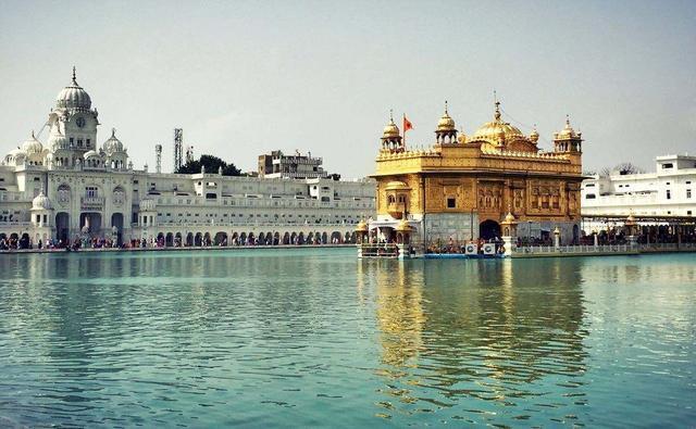 全球最大的免费食堂:每天供万人用餐,外墙用880公斤纯金打造