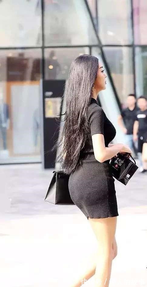 裙子 穿着轻盈成熟的美女,黑色裙子和潇洒的美丽!