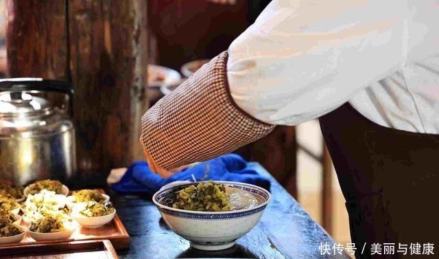 一碗面|这座古寺的素斋太好吃，一碗面只要10元，游客排长队买饭！