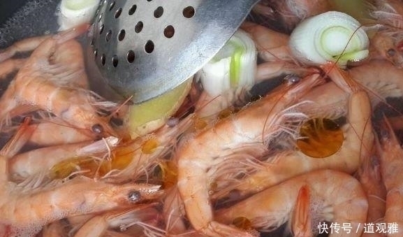 小技巧|水煮虾时,直接加清水煮就“错了”,难怪虾肉腥味道不好