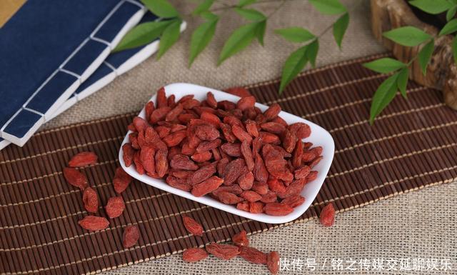 湿气|枸杞的“最佳搭档”已找到,若能坚持喝,湿气消了,给肝肾大扫除