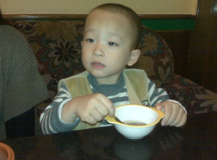 被套路|3岁儿子喝药“被套路”走红每口都是最后一口,家长学到了