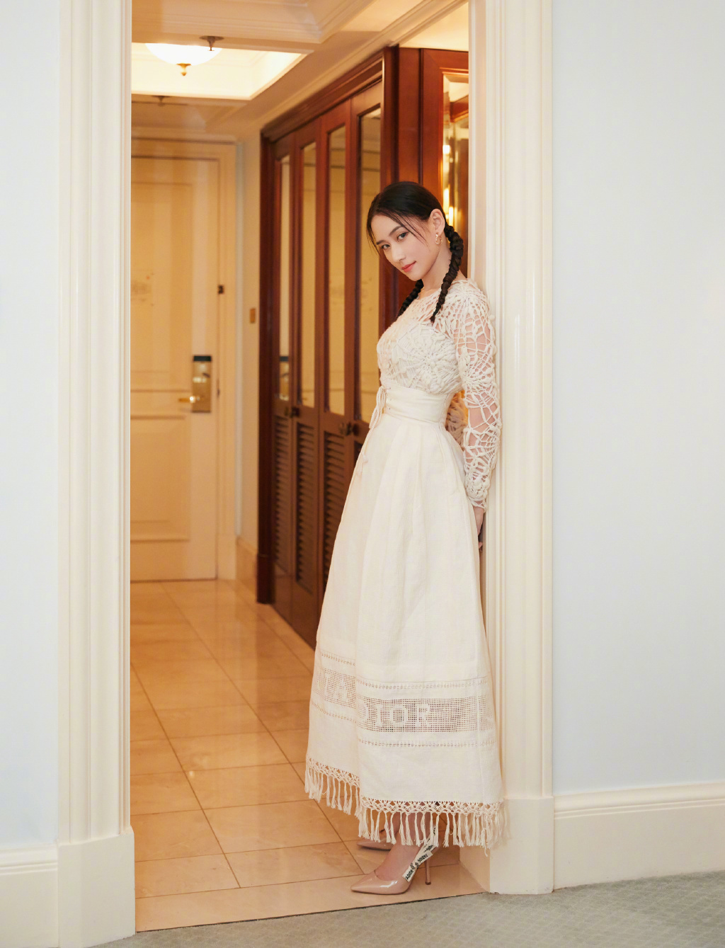 何超莲|何超莲精美壁纸:双麻花辫发型可爱甜美,镂空衣白裙优雅迷人