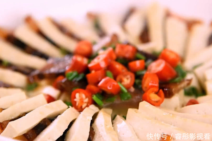 豆腐新吃法，豆腐的鲜嫩搭配着腊肉独有的香味，端上桌就吃完了