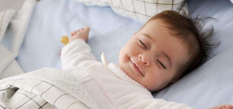 宝妈|哄宝宝睡觉一放床上就哭?爸妈只需学会这一招,宝宝入睡特别快!