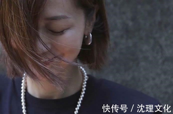 富冈佳子 这才是“黑白配”的穿搭精髓!52岁的富冈佳子,赢得体面优雅