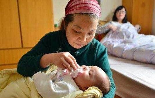 宝妈|照顾新生宝宝,老人容易掉入几个陷阱,爸妈及时阻止以免害了孩子