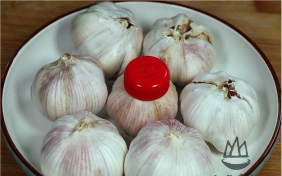 今天才知道,原来剥大蒜这么简单,只需一个瓶盖,一分钟剥一大碗