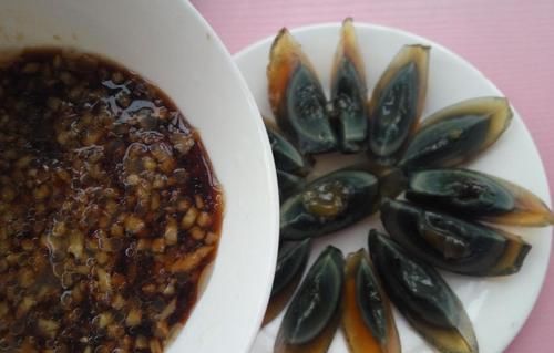 完整|凉拌松花蛋,很多人第一步就做错了,教你一招,松花蛋完整不沾刀