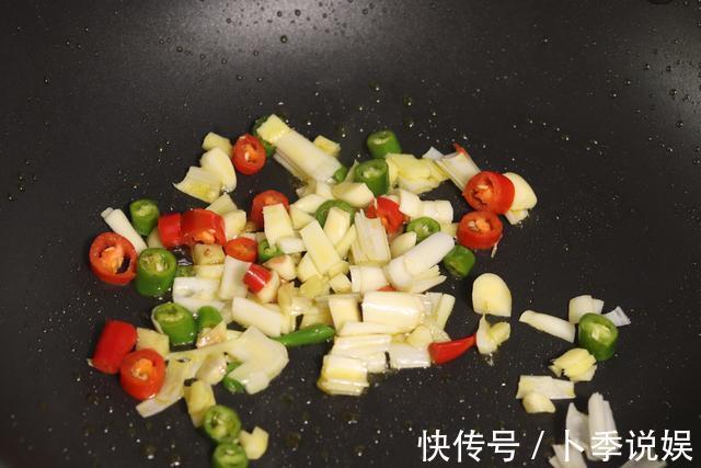 青柠食记|入秋这菜4元一斤，和猪肉一起焖，比饭店的还好吃，堪称下饭神器