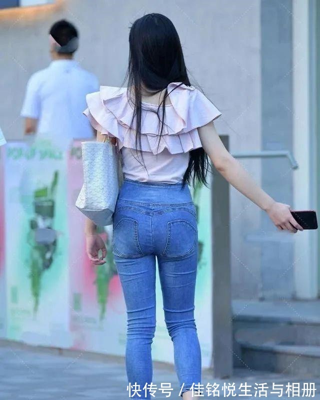 高腰 时尚大花领上衣搭配蓝色高腰牛仔裤,身材高挑小姐姐展现独特气质!