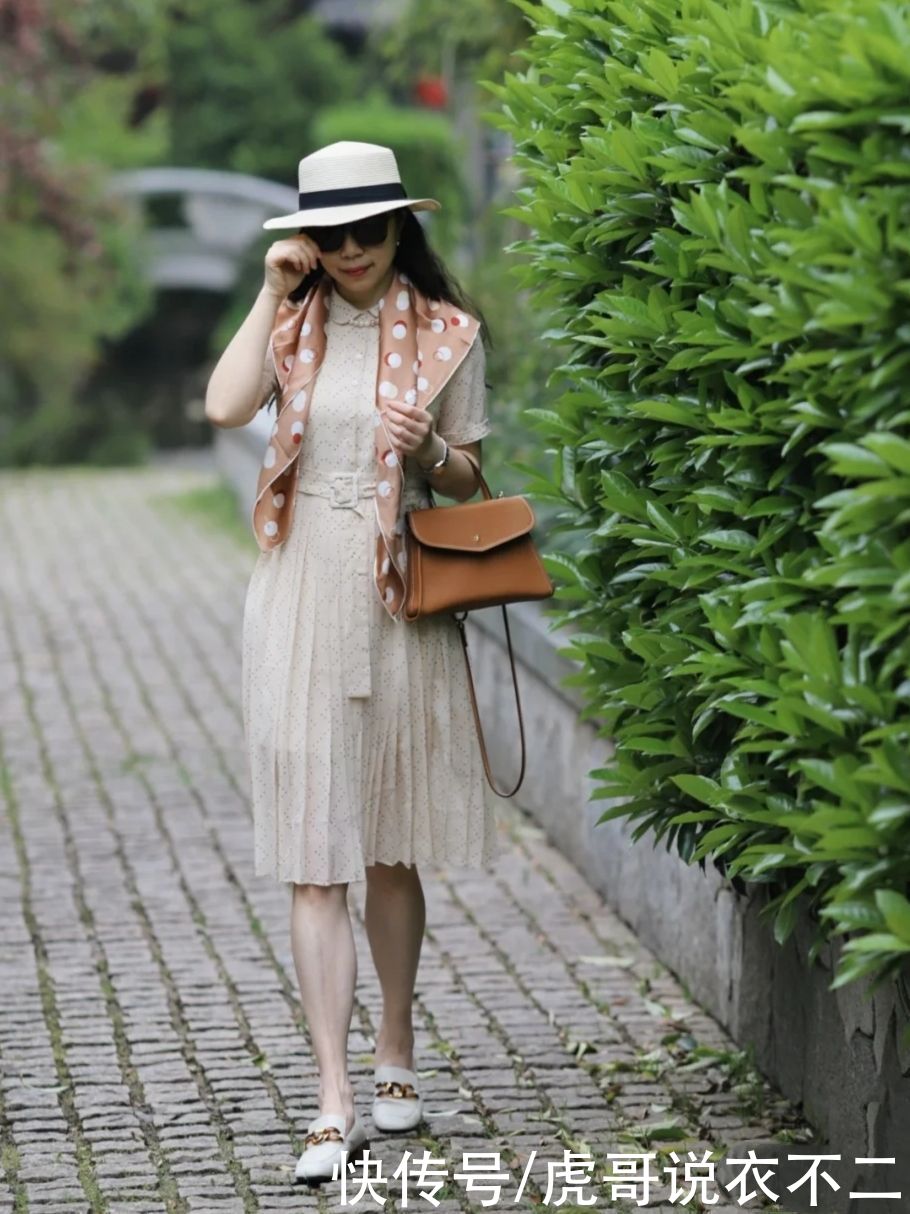 气质|品味出众的50岁女人，夏季穿衣都有这4个共同点，简约优雅显气质
