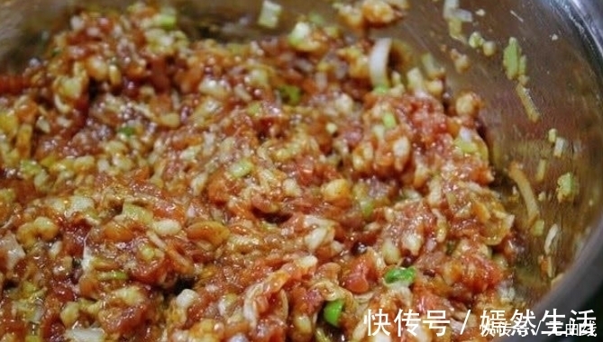 鲜嫩|拌肉馅，先放油还是放盐都不对，教你大厨做法，鲜嫩多汁又入味